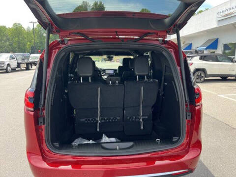 2027 Chrysler Pacifica Select