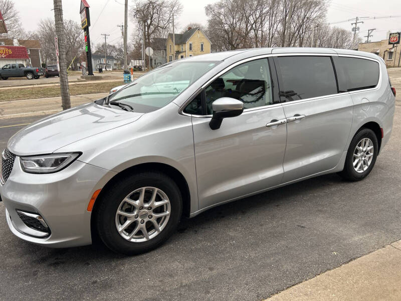 2023 Chrysler Pacifica Touring L's photo