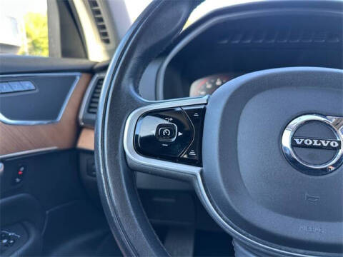 2021 Volvo XC90 T6 Momentum 7-Passenger