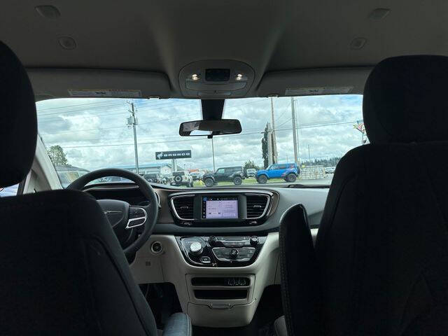 2022 Chrysler Voyager LX