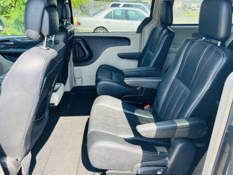 2012 Chrysler Town and Country Touring