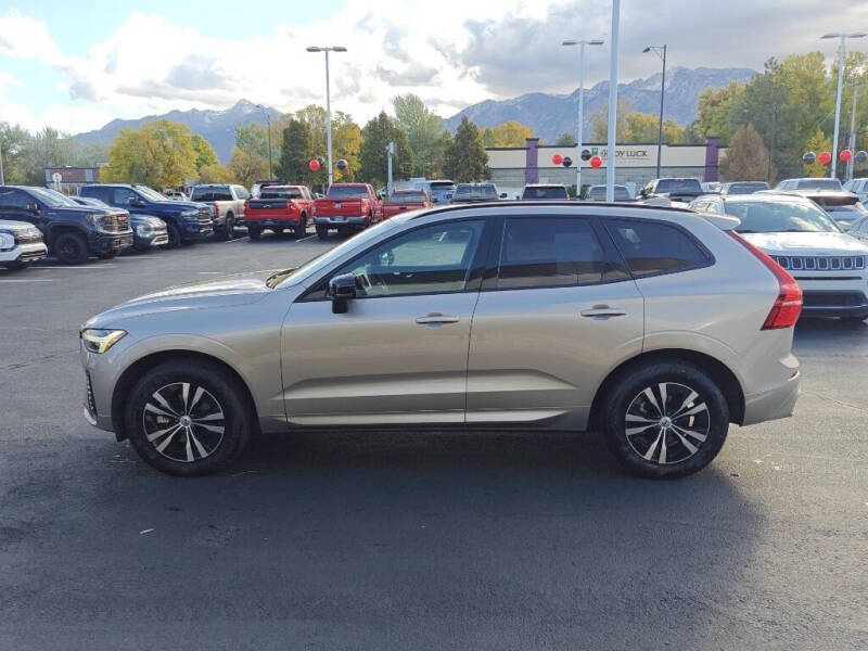 2025 Volvo XC60 B5 Core Dark Theme