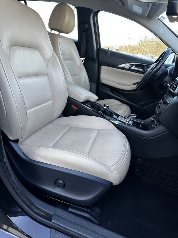 2017 Infiniti QX30 Premium