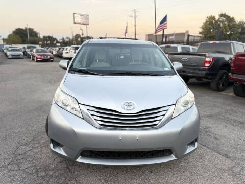 2015 Toyota Sienna LE 8-Passenger