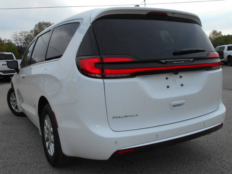 2027 Chrysler Pacifica Select