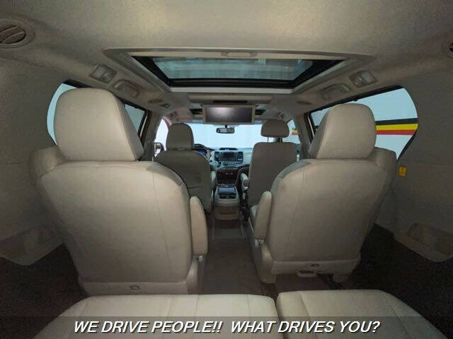 2012 Toyota Sienna XLE 7-Passenger Auto Access Seat