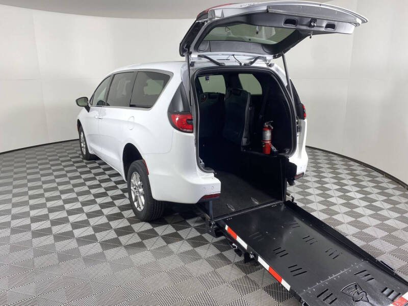 2024 Chrysler Pacifica Touring