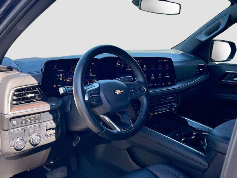 2025 Chevrolet Suburban LT