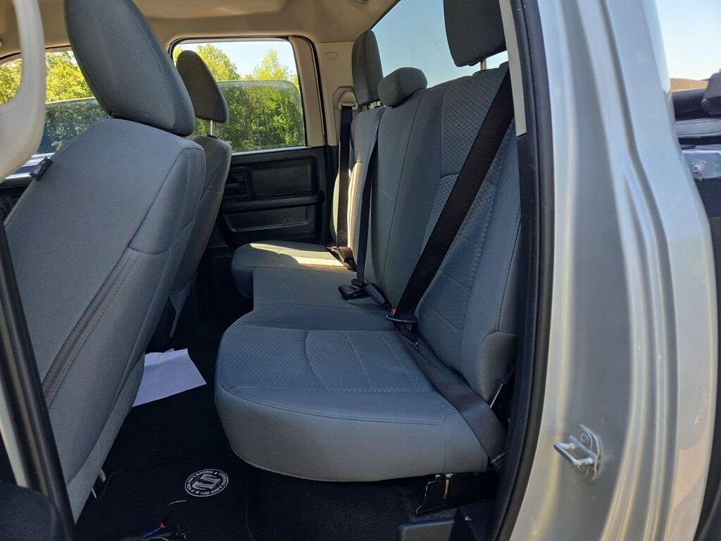 Bright Silver Clearcoat Metallic 2014 Ram 1500 Express 4x4 Express 4dr Quad Cab 6.3 ft. SB Pickup 9
