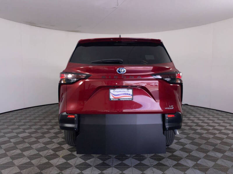 2023 Toyota Sienna LE 8-Passenger