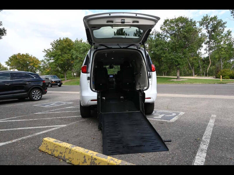 2023 Chrysler Voyager LX