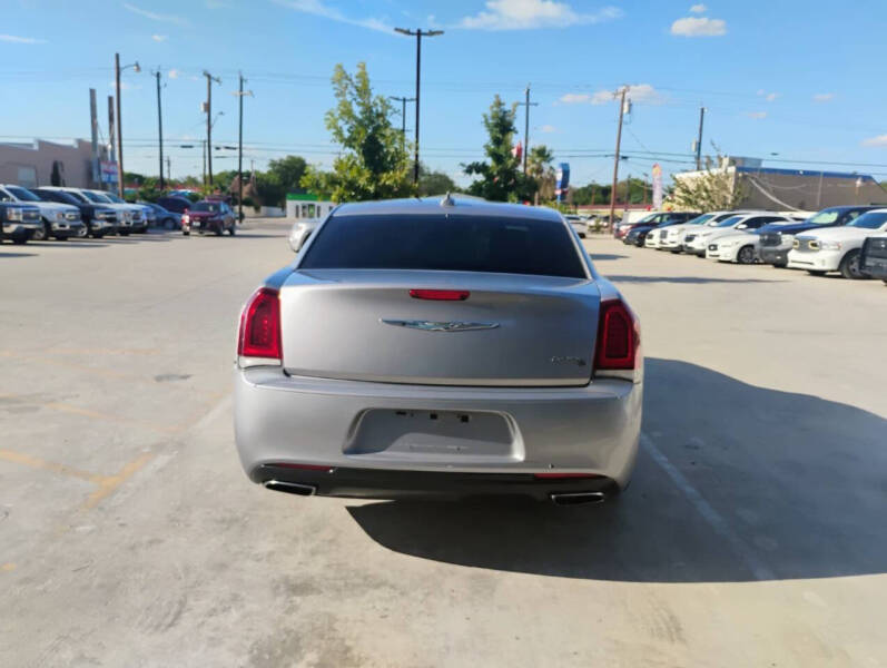 2018 Chrysler 300 S