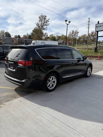 2017 Chrysler Pacifica Touring-L Plus