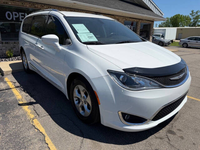 2017 Chrysler Pacifica Touring-L Plus's photo
