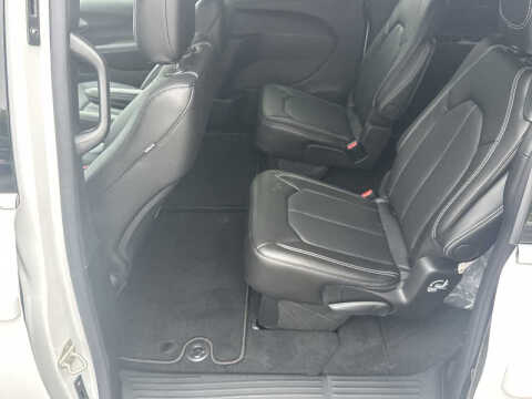 2027 Chrysler Pacifica Select