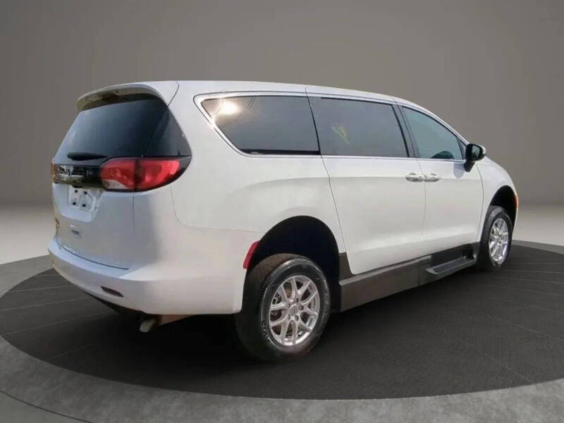 2023 Chrysler Voyager LX