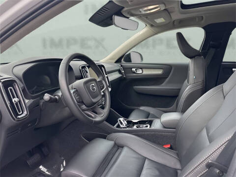 2025 Volvo XC40 B5 Plus Dark Theme