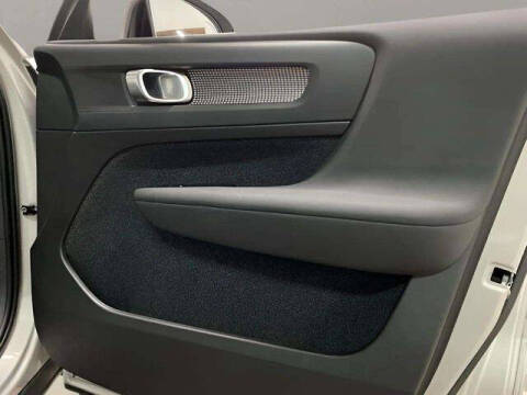 2025 Volvo XC40 B5 Plus Dark Theme