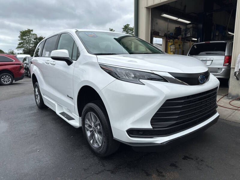 2025 Toyota Sienna LE's photo