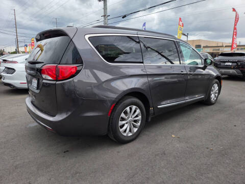 2017 Chrysler Pacifica Touring-L