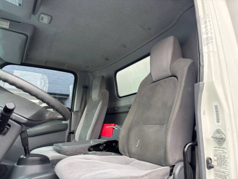 2017 Isuzu NRR 24FT Box Van