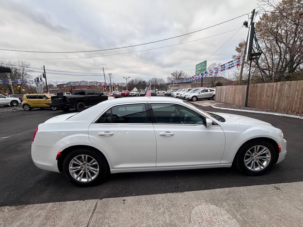 2019 Chrysler 300 for sale at Michael Johnson @ Allens Auto Sales Hopkinsville in Hopkinsville, KY