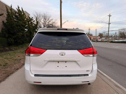 2013 Toyota Sienna XLE 8-Passenger