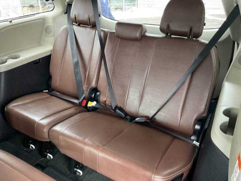 2017 Toyota Sienna Limited Premium 7-Passenger