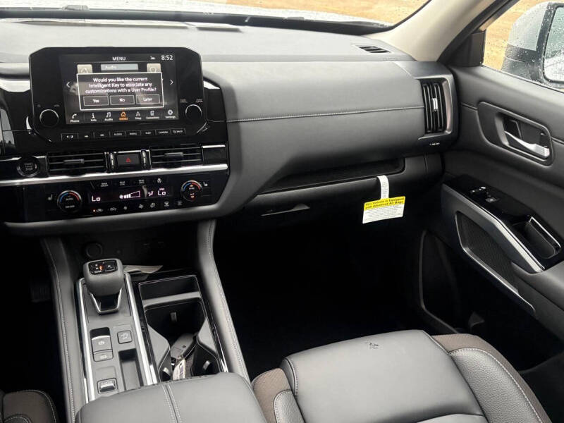 2025 Nissan Pathfinder SL