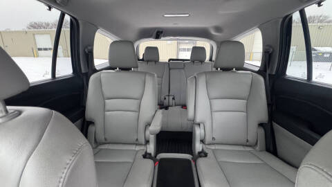 2020 Honda Pilot Touring w/Rear Captain's Chairs