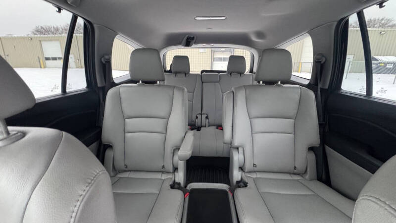 2020 Honda Pilot Touring w/Rear Captain's Chairs