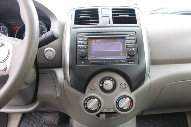 2013 Nissan Versa Sedan SL photo 11