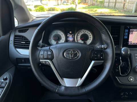 2016 Toyota Sienna SE 8-Passenger