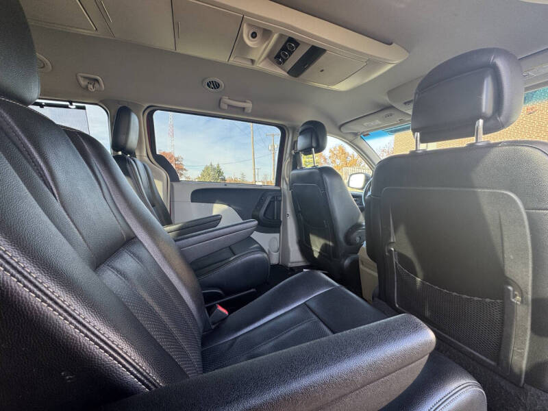 2014 Chrysler Town and Country Touring-L