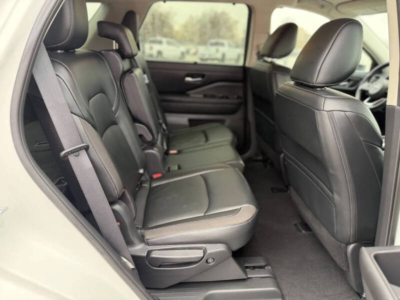 2023 Nissan Pathfinder SL