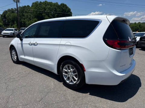 2027 Chrysler Pacifica Select