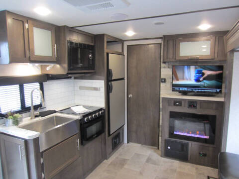 2021 Coleman Light Series 1805RB