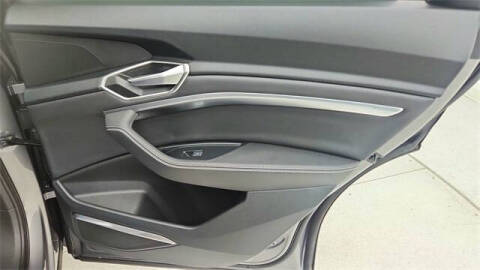 2022 Audi e-tron quattro Premium Plus