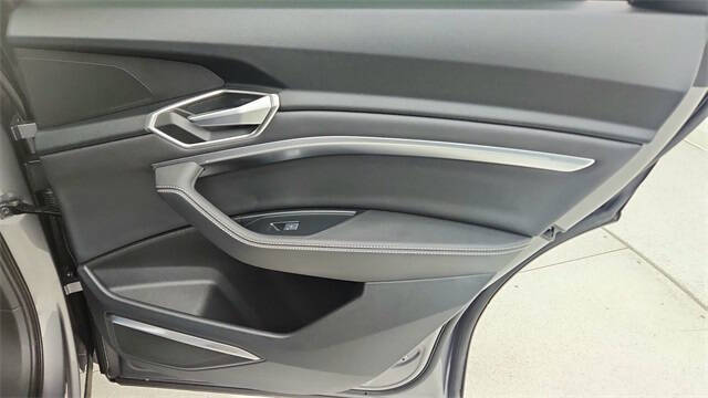 2022 Audi e-tron quattro Premium Plus