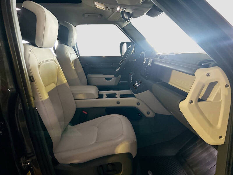 2025 Land Rover Defender 110 P300 S