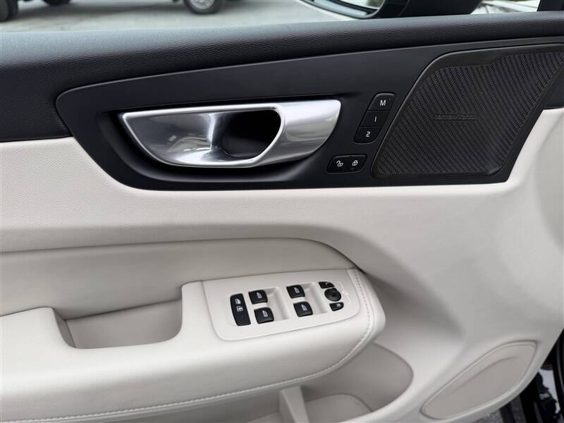 2024 Volvo XC60 B5 Plus Dark Theme