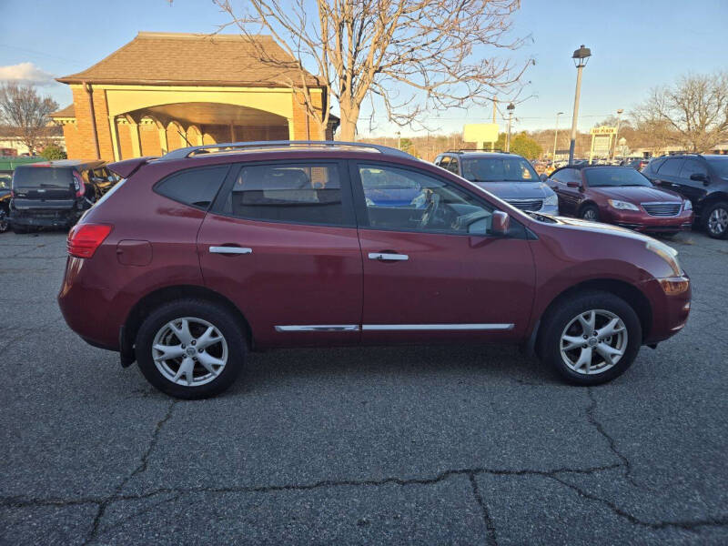 2011 Nissan Rogue SV's photo