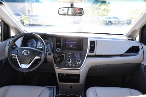 2017 Toyota Sienna XLE 7-Passenger Auto Access Seat