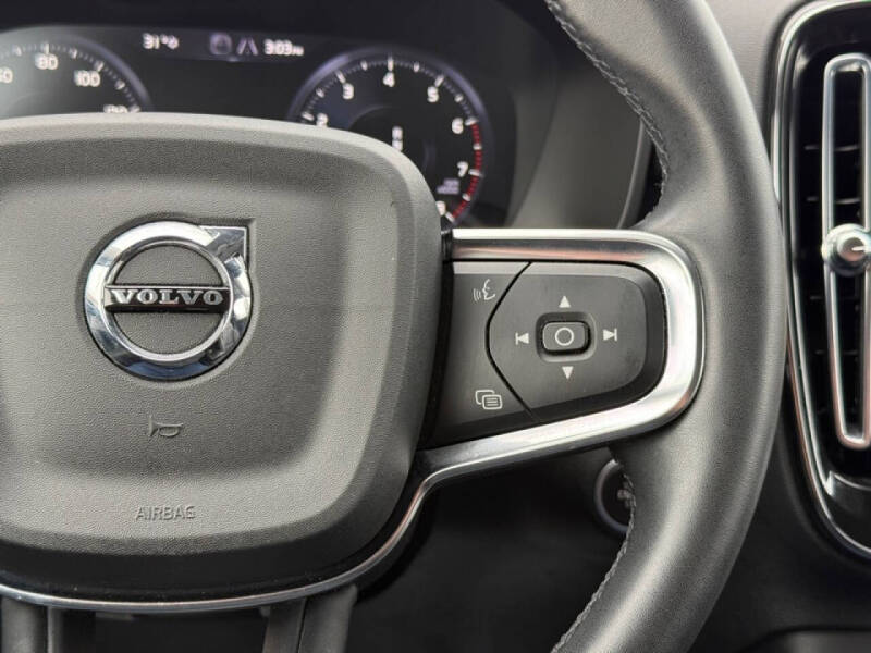 2022 Volvo XC40 T5 Momentum