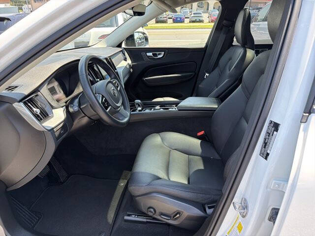 2025 Volvo XC60 B5 Plus Dark Theme
