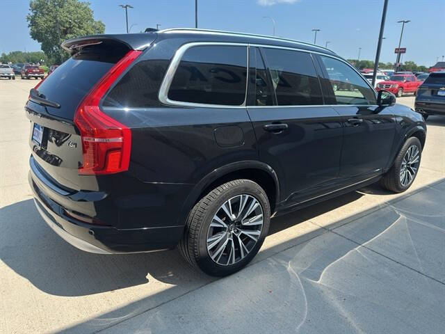 2022 Volvo XC90 T6 Momentum 7-Passenger
