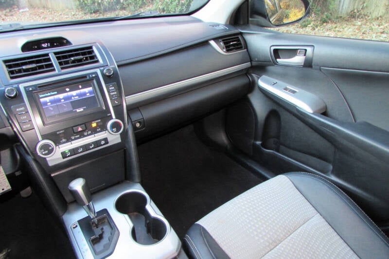 2014 Toyota Camry SE photo 18