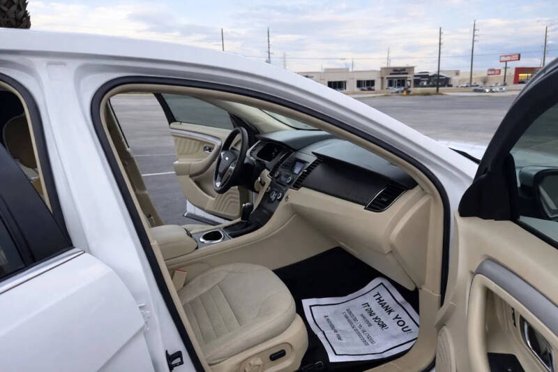 2017 Ford Taurus SE