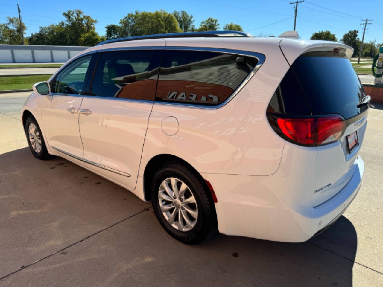 2018 Chrysler Pacifica for sale at Illinois Auto Wholesalers in Tolono, IL