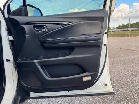 2019 Honda Pilot Touring w/Rear Captain's Chairs